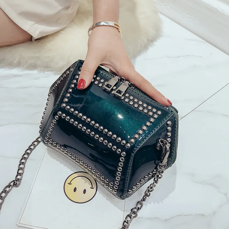 Ins Супер Популярные сумка женская новая из лакированной кожи crossbody сумка заклепки украшения Сумка сплошной цвет ПУ сумка