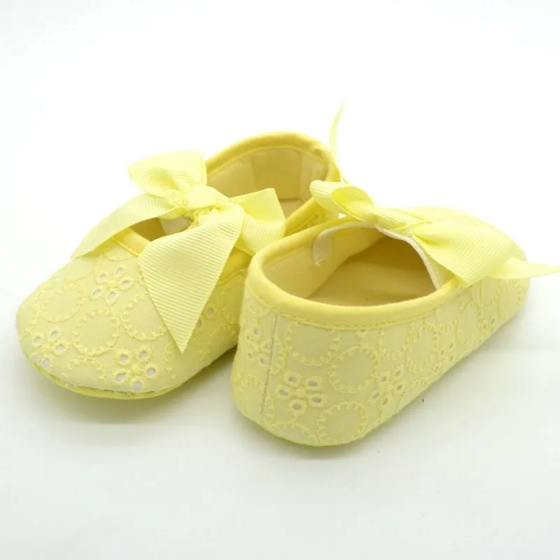 Первые ходунки кроссовки белый бант для маленьких девочек кружевная обувь для малышей предходунки противоскользящие первые ходунки простая обувь для малышей