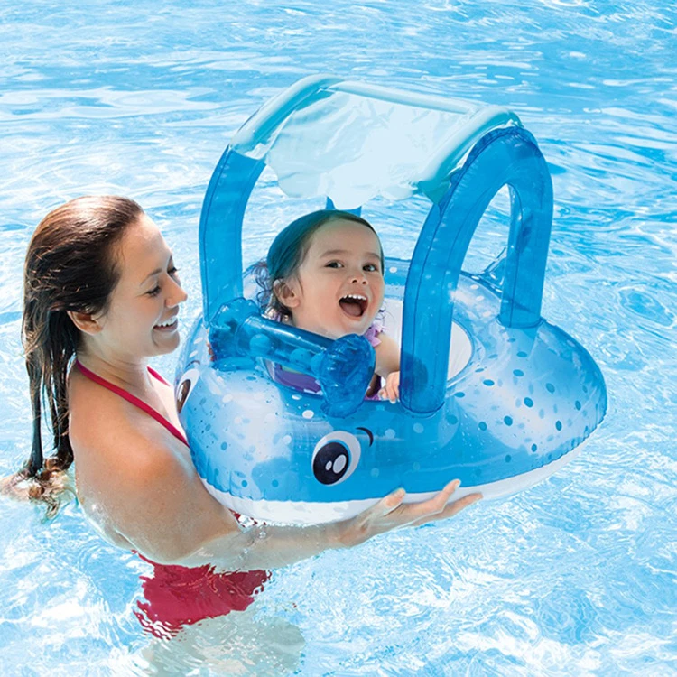 los juguetes de kim en la piscina