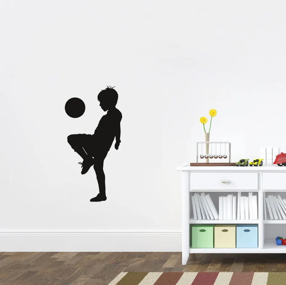 Lindo niño jugando Fútbol Adhesivos de pared para niños habitación Niños gimnasio deporte Windows Adhesivos muraux vinilos paredes sa045