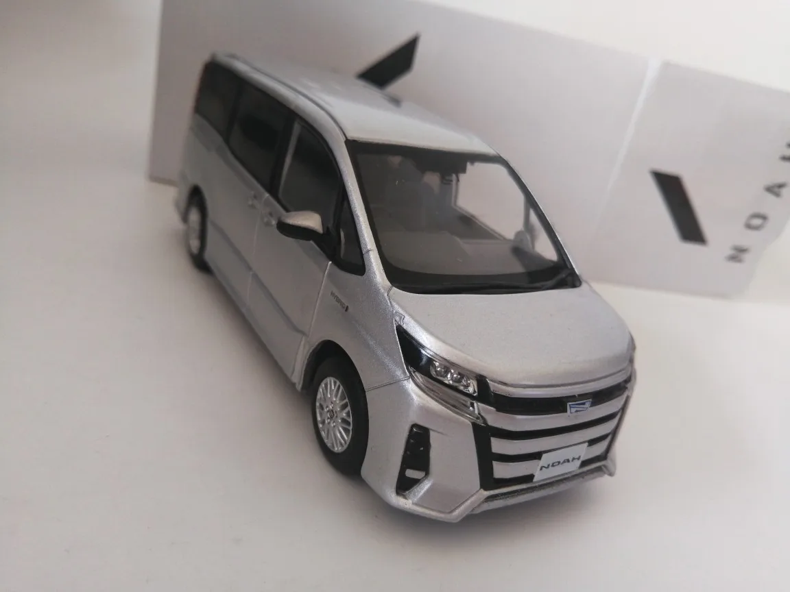 3 цвета 1:30 TOYOTA NOAH сплав модель автомобиля литья под давлением металлические игрушки подарок на день рождения для детей мальчик другой