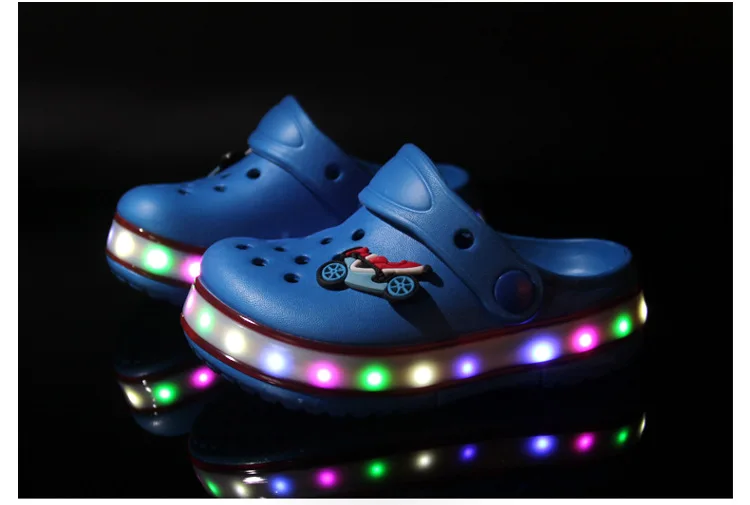 Новинка года; брендовые летние детские светодиодный светящиеся сандали для маленьких мальчиков; пляжные женские шлепки; детская обувь; нескользящие сандалии