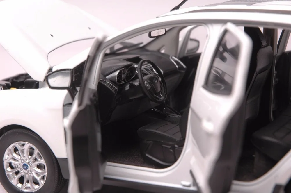 Ford Ecosport car model in scale 118 white (6)