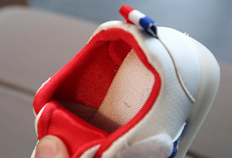 New Children Luminous Shoes Boys Girls Stripe Sport Running Shoes Baby Lights Fashion Sneakers Toddler Kids LED Sneakers