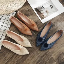 Осенние женские туфли на плоской подошве в Корейском стиле; популярные модели; туфли без застежки с плетеными меховыми помпонами; повседневные тонкие туфли с острым носком