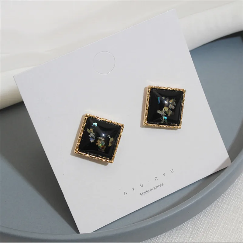 

Sunmall Black and White Color Office LadyEarring Stud Stone Woman Girl Lady Stud Earrings Top Quanlity Woman Fashion Jewelry