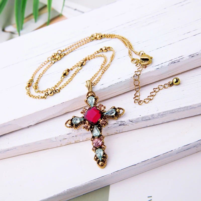 

KISS ME Red Green Glass Acrylic Cross Necklaces & Pendants Gold Color Link Chain Women Necklace Alloy Retro Accessories