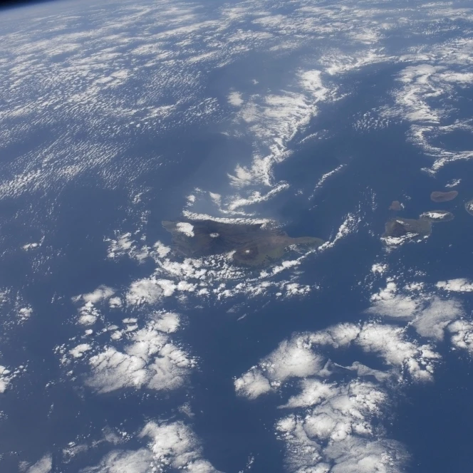 The Hawaiian Islands as seen from the International Space Station Poster Print (17 x 11)