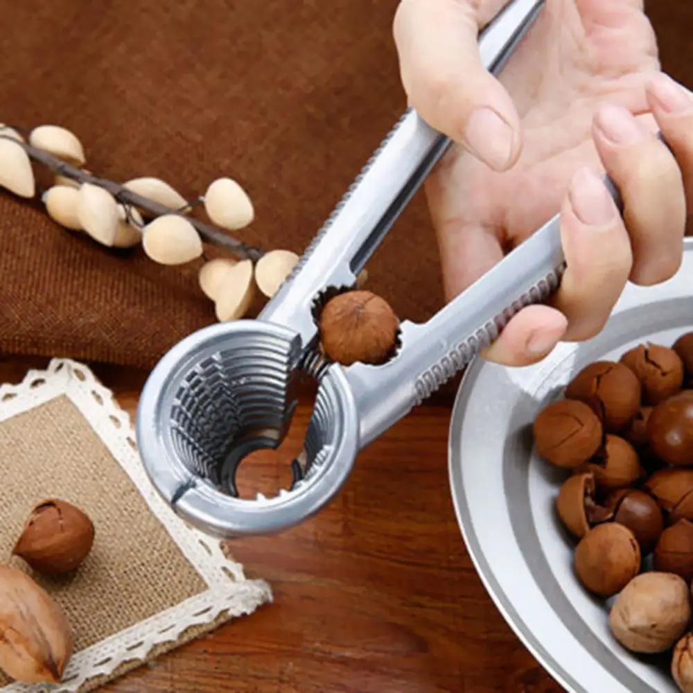 колем орехи. колем орехи. грецкий орех лущённый. щипцы для раскалывания орехов. колем орехи.