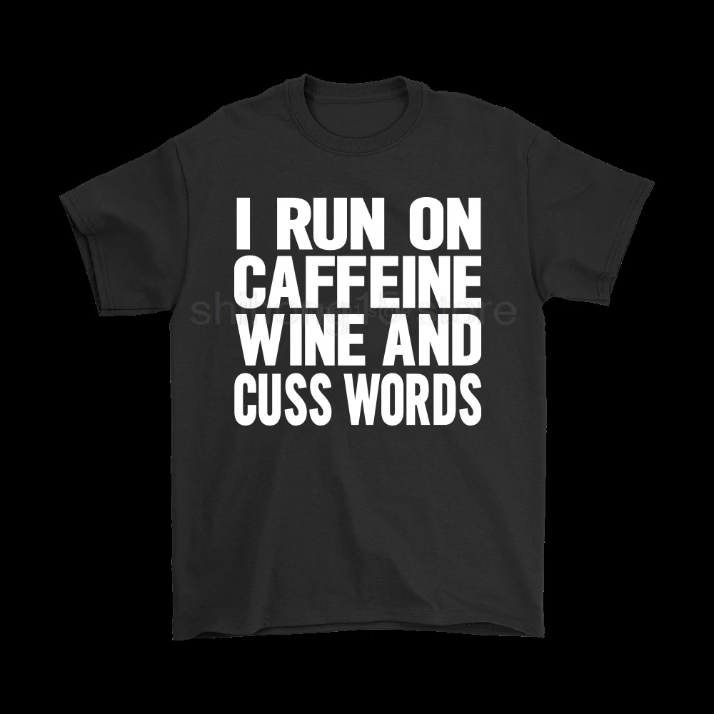 Я бегаю по Caffeine Wine And Cuss слова футболки 2019 Летняя мужская футболка с коротким