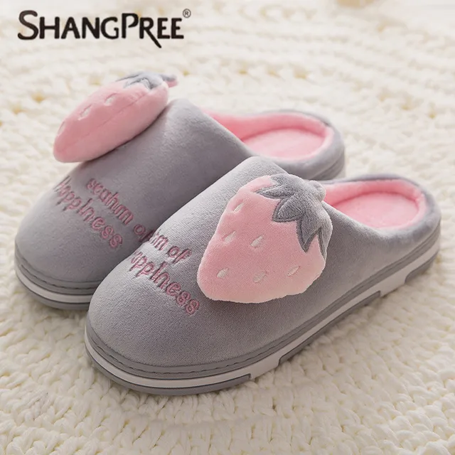SHANGPREE الشتاء النساء النعال المنزل الفراولة الأزياء الدافئة أحذية امرأة زلة على الشقق الإناث الشرائح الأسود الوردي زائد حجم 35 -46