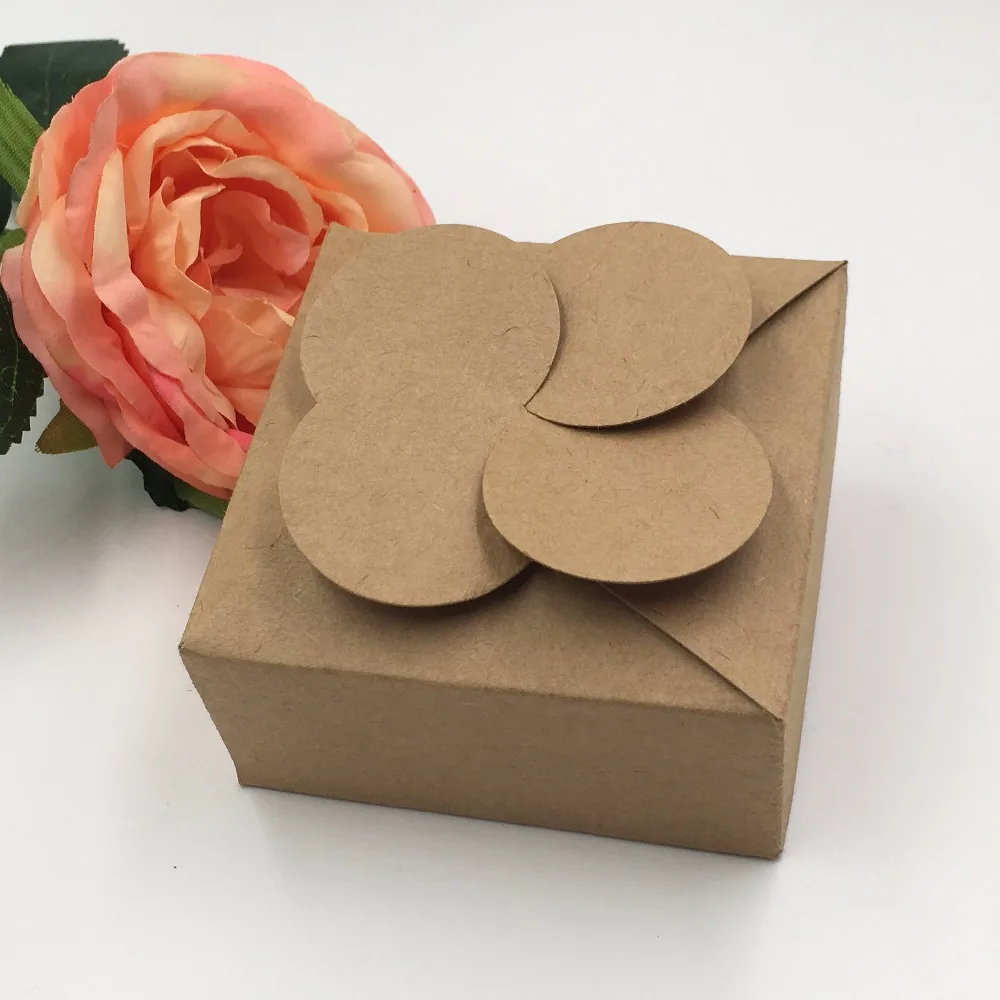 50 шт./лот 8*8*3.5 см крафт-картона, подарочные Коробки цветок Форма мешок конфет Свадебные нести Чехол Вышивка Крестом Пакет коробка
