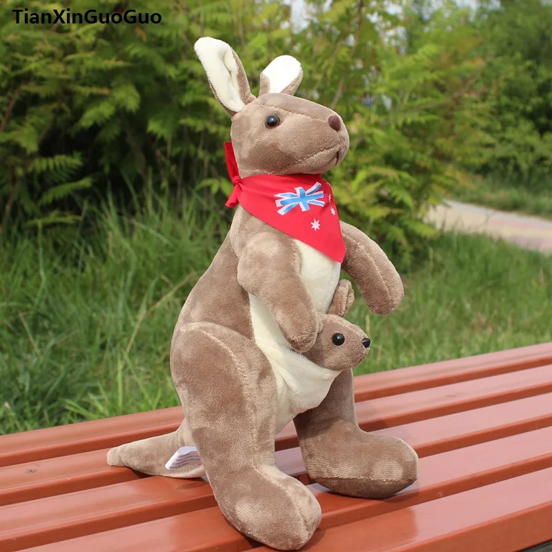 Прекрасный мультфильм коричневый кенгуру большой 50 см Плюшевые игрушки флаг красный шарф кенгуру мягкая кукла Throw Подушка подарок на день
