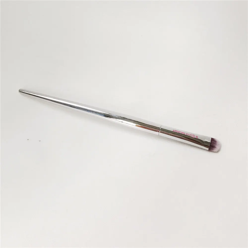 It Cosmetics Live Beauty Fully 221 Eye Smudge Brush _ 4