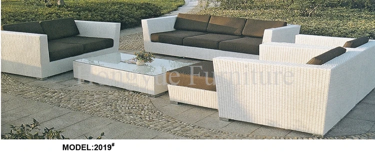 Blanco conjunto de sofás muebles de mimbre con cojines de diseño al