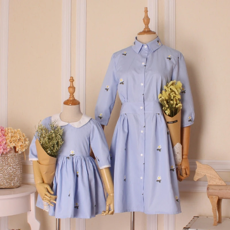 

Family Matching Mother Daughter Dresses T Shirts Mom and Baby Girl Daughter Dress Family Look Stripe Embroidered Daisy Shirt