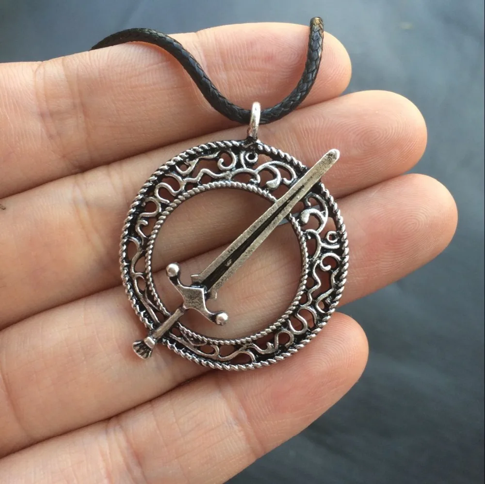 

1pc Dark Souls 3 Blade of the Dark Moon Pendant Covenant Sword Pendant necklace
