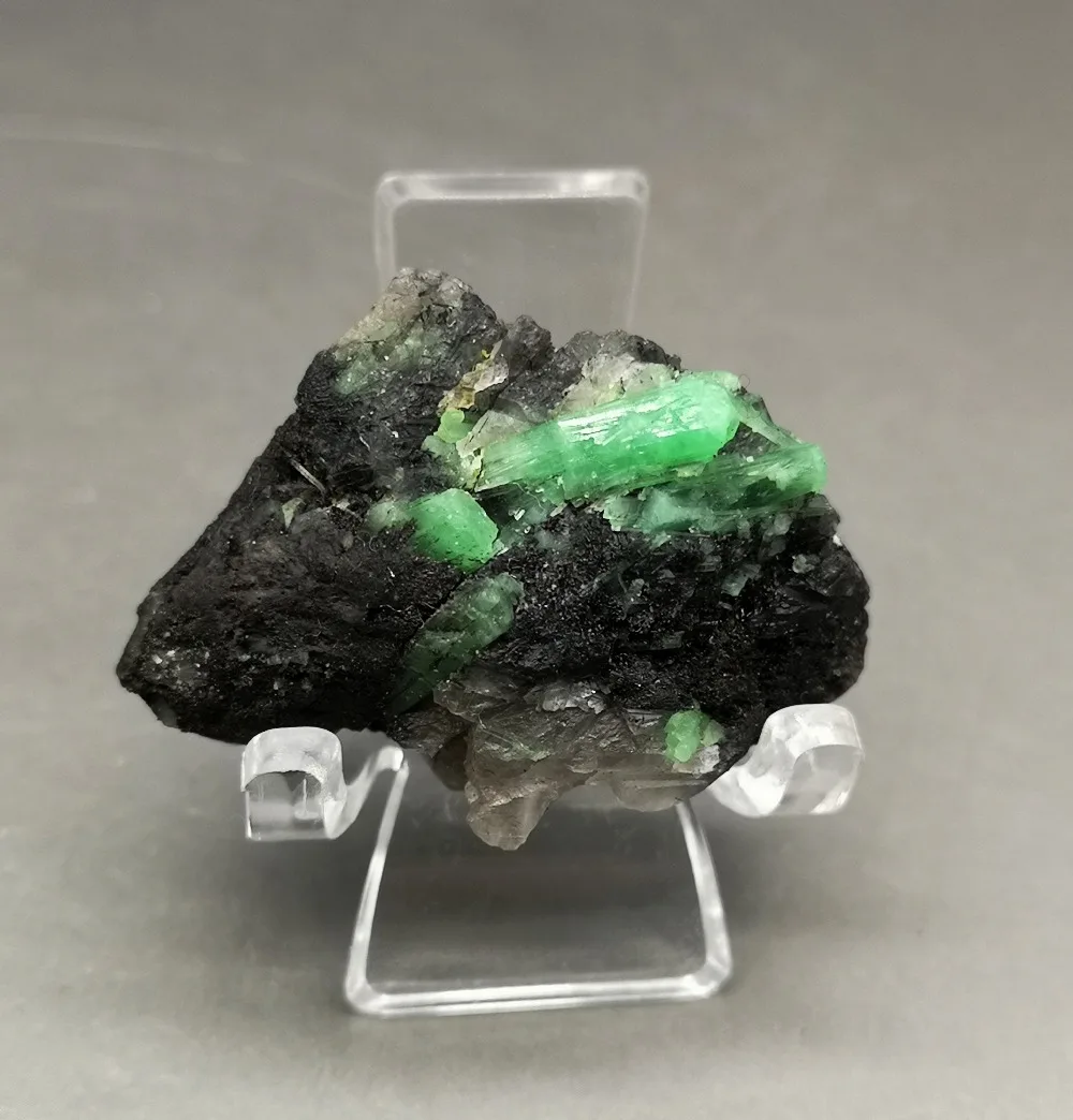 

16g Natural Emerald Green mineral crystal specimen gem grade quartz teaching specimens stone collection from China