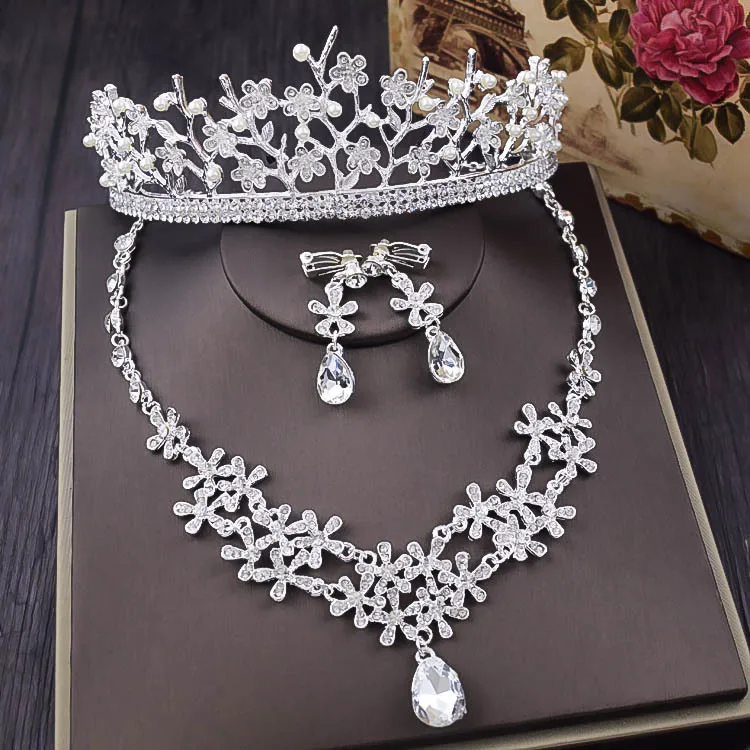 Wedding Necklace, earrings, crown ornaments, three sets of wedding dresses, accessories, accessories Wedding Necklace, earrings, crown ornaments, three sets of wedding dresses, accessories, accessories