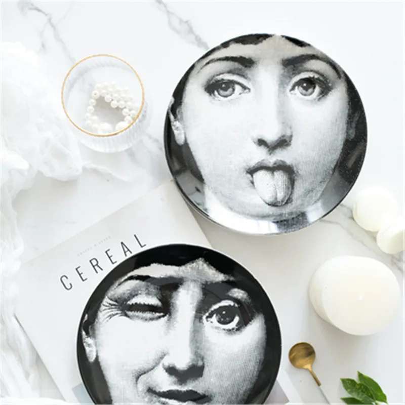 

Nordic Lina Cavalieri Figures Ceramics Sitting Plate Ornaments Creative Living Room Sofa Background Wall Art Hanging Dish X1582