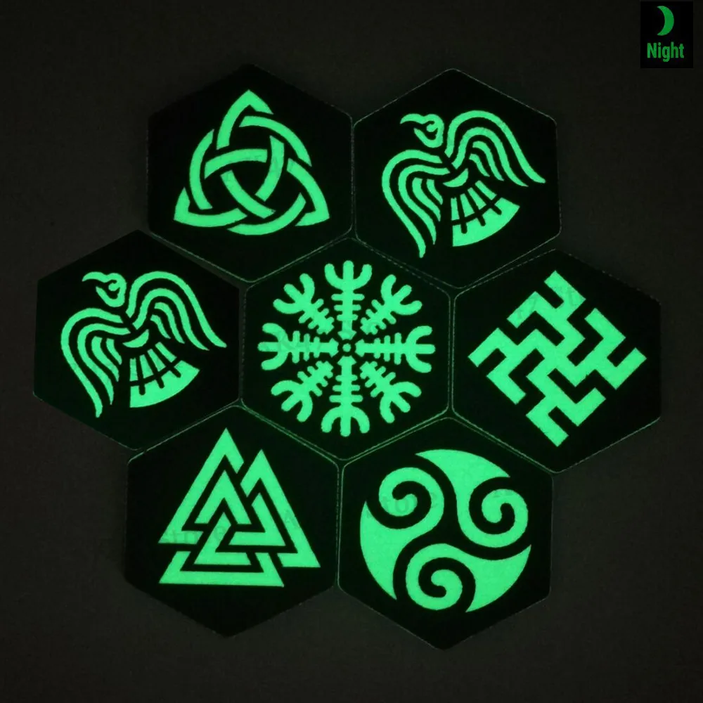 Знак Тора ворона узел Triskelion Vegvisir Knoton шлем Awe Valknut Военная Тактическая значок
