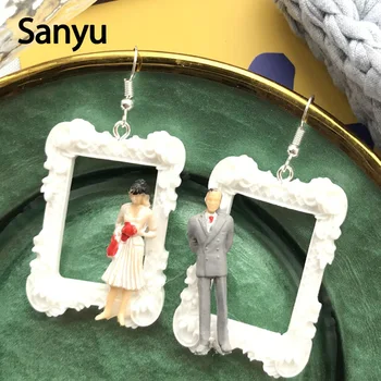 

Fashion Creative Vintage White Photo Frame Miniature Human Drop Earrings Exaggerated Hollow Out Humanoid Dangle Earrings 2019