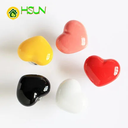 2 قطعة جميلة قلب ملون على شكل السيراميك مقبض الأوروبية الريفية لخزانة ملابس بأدراج مجلس الوزراء الباب الأطفال الزواج غرفة القلب مقبض
