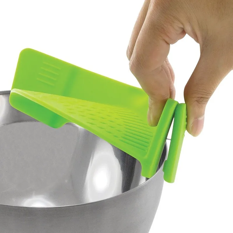 Silicone-Pot-Strainers-Liquid-Funnel-Baking-Batter-Deflector-Anti-spill-Drain-Pans-Kitchen-Cooking-Tool-88313 (1)