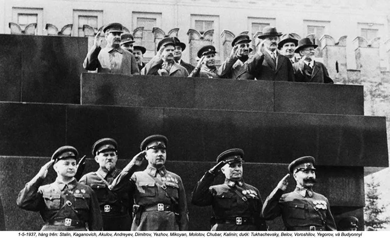 1937 год май. Сталин на мавзолее на параде Победы 1945. Сталин, Ворошилов, Буденный на параде Победы 1945. Сталин на трибуне мавзолея 1945. Парад Победы 1945 трибуна мавзолея.