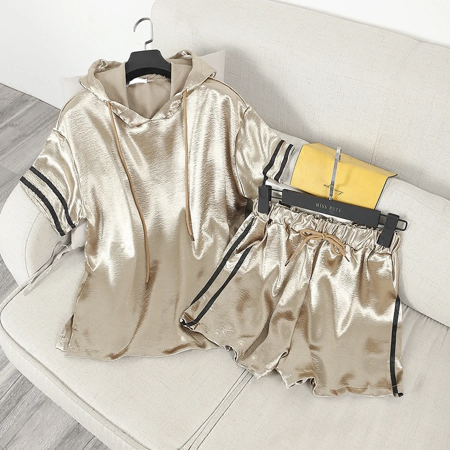 Nova Moda Verão Meninas do Estudante de Metal Sensação de Lazer Terno Mulheres Moletom Com Capuz de Manga Curta + Shorts de Duas Peças Curtas Terno