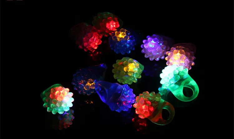 [Забавный] 50 шт./лот мигающие игрушки со светодиодной подсветкой ухабистые желе кольца игрушка светящаяся клубника модель кольцо девушка