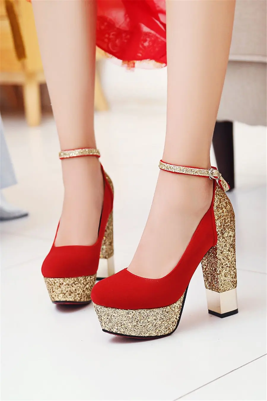 Серебристые женские туфли-лодочки на платформе для подружки невесты; туфли на высоком массивном квадратном каблуке; вечерние красные женские туфли из искусственной кожи, расшитые блестками, с ремешком на щиколотке