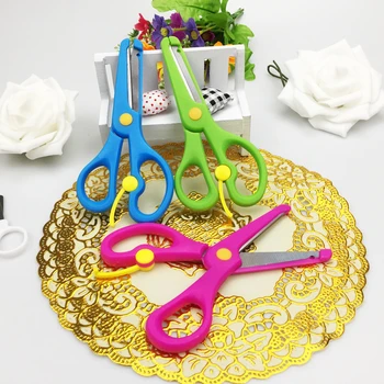 

1pcs Baby Handmade Safety Plastic Scissors Cute Color Learning Education Toys for Kindergarten Children Arts and Crafts Kid Toys