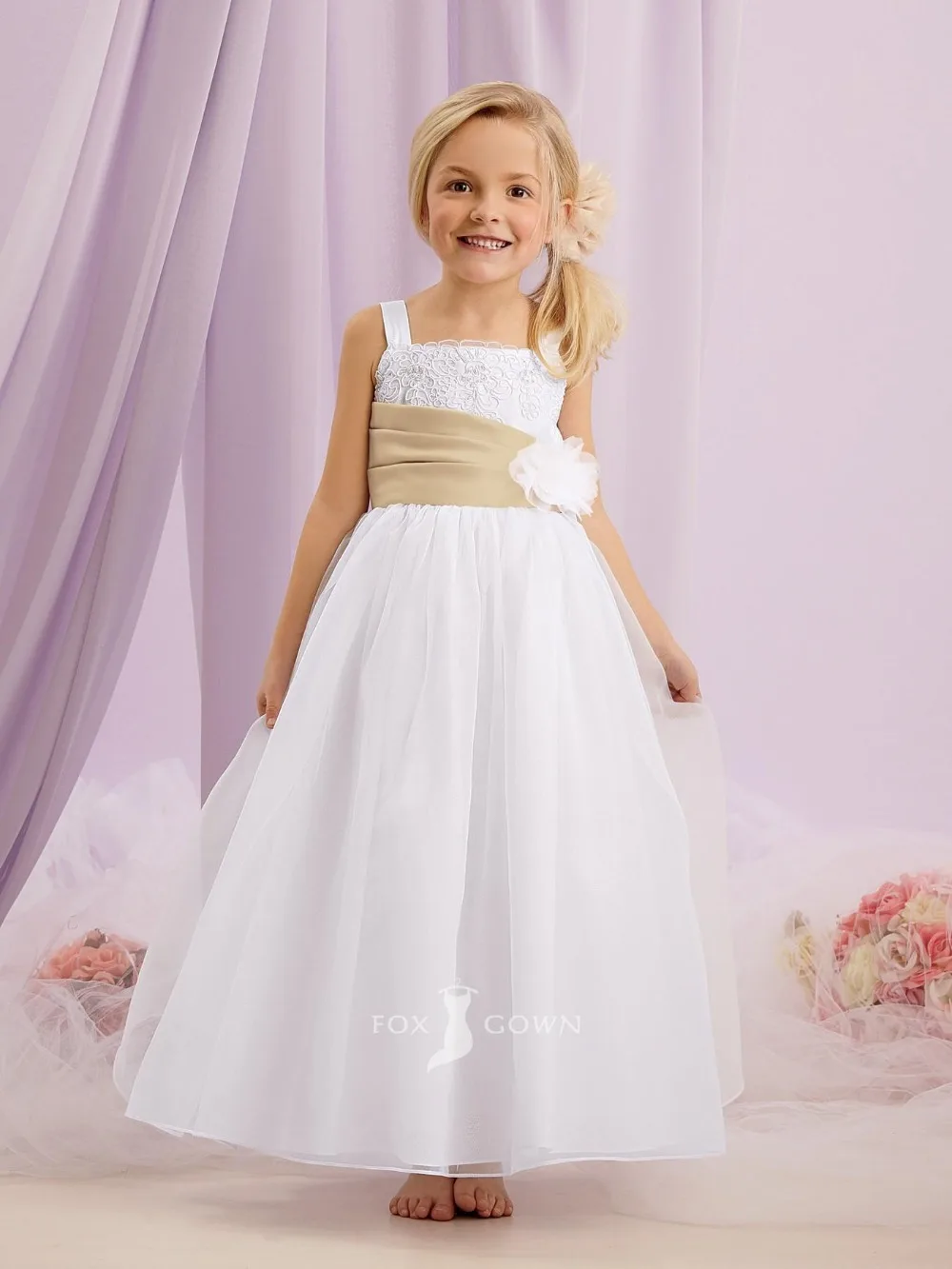 

Elegant Flower Girl Dresses White Sleeveless Square Collar Floor Length Lace Appliques Holy First Communion Dress Champagne Sash