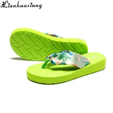 Пляжные шлепанцы; Новинка; летние богемные Сатиновые сандалии на танкетке с принтом в гавайском стиле; Вьетнамки; женская повседневная обувь с цветочным принтом и леопардовым принтом; шлепанцы без задника