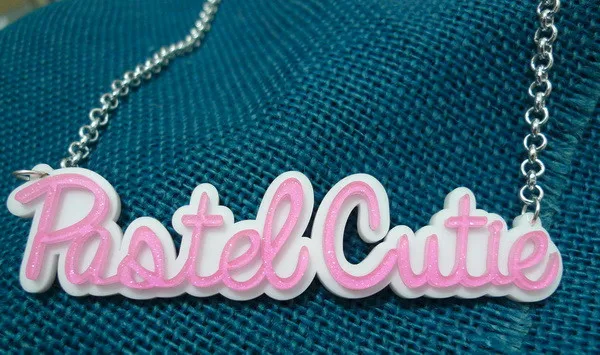 Персональное имя ожерелье на заказ ювелирные изделия лазерная резка акриловый подарок Kitsch именная пластина монограмма день рождения девушки блестки