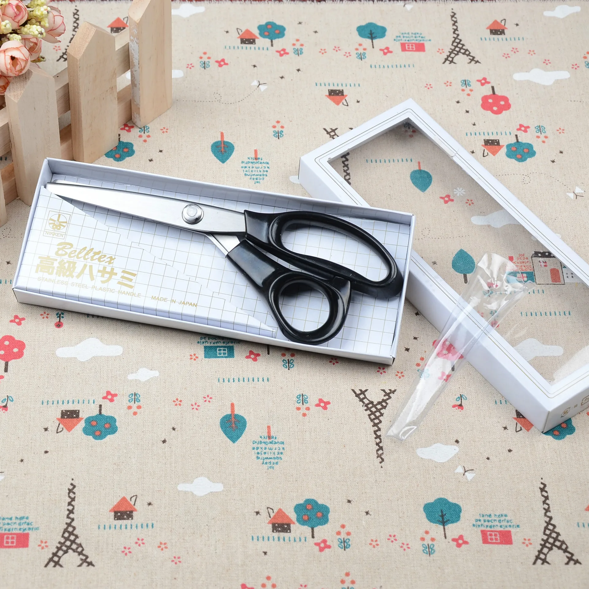 

Factory direct sale lace scissors small cloth pattern cut leather cloth lace scissors triangular tooth saw tooth scissors