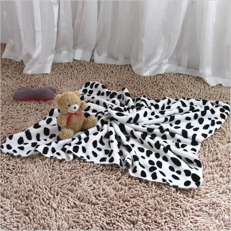 2016 New 3 Sizes Pet Kennel Mat Cute Floral Pet Warm Paw Print Dog Puppy Fleece Soft Blanket Autumn Winter mat Pet Products (2)