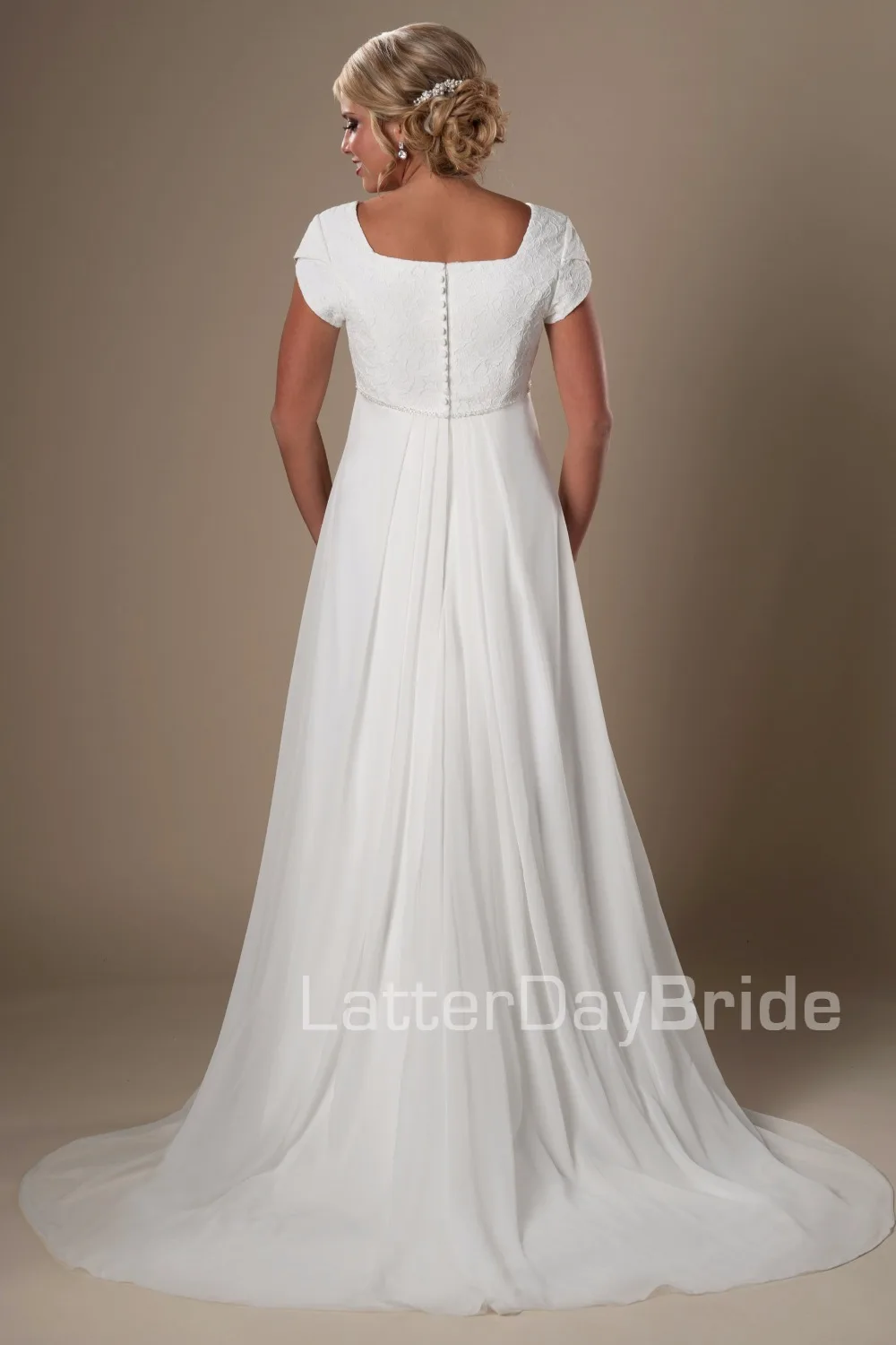 2019 Informal Beach Modest Wedding Dresses Short Sleeves Lace