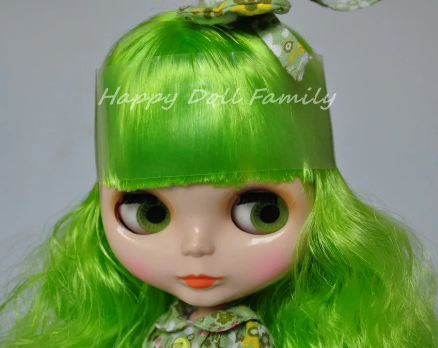 Обнаженная кукла, зеленые волосы