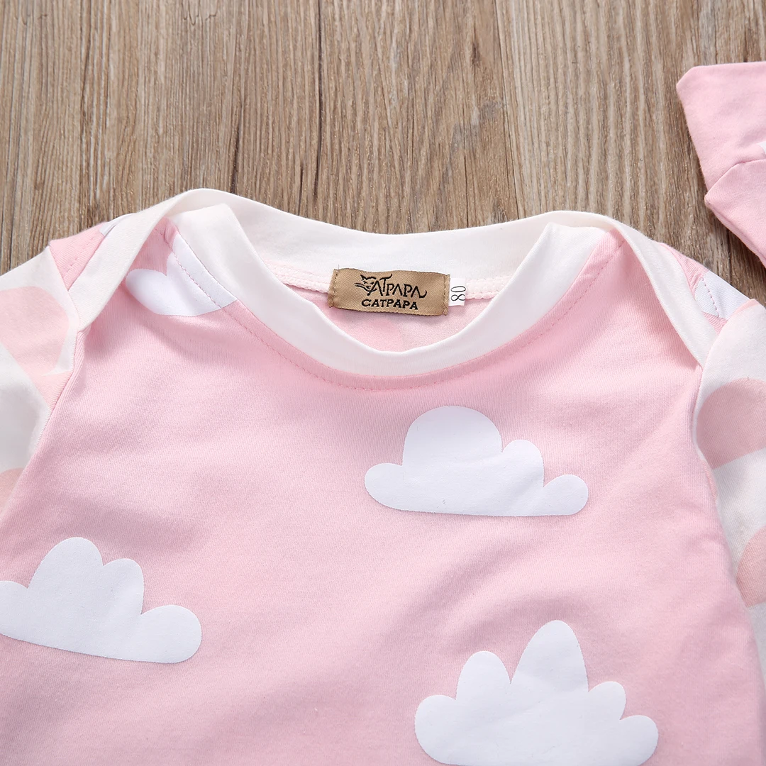 Милый детский розовый комбинезон с длинными рукавами и рисунком белых облаков для новорожденных девочек+ шапочка, комплект одежды из 2 предметов