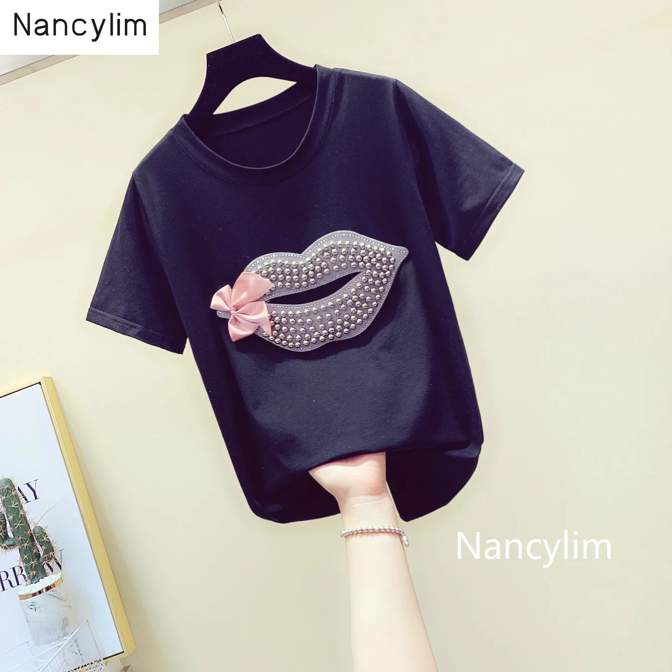 

Plus Size Tee Nail-beaded Lip-print Bow-tie T-shirt with Round Collar Loose Korean Tshirt Girl Lady New Summer Shirt Shirts Tops