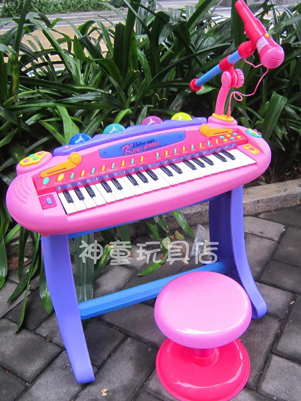 toy piano with mike