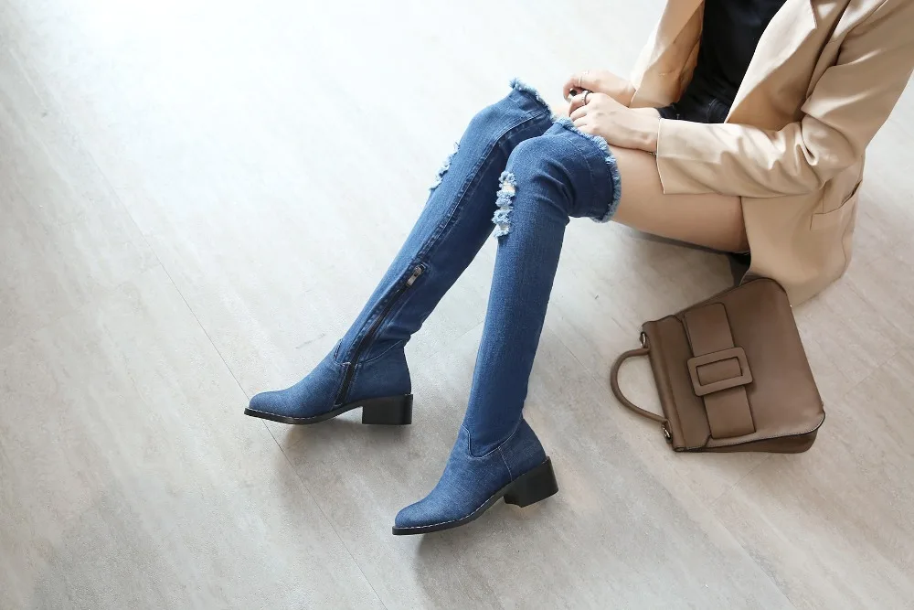 Демисезонные синие джинсовые сапоги; женские Сапоги выше колена на низком каблуке; качественные джинсовые сапоги до бедра; модная пикантная женская обувь