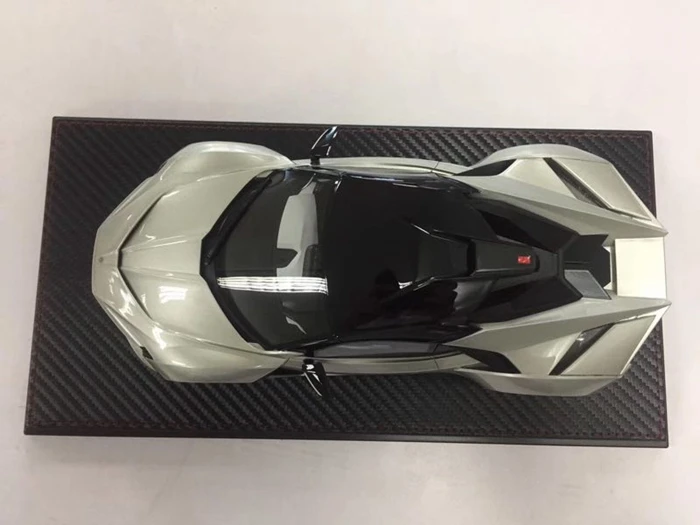 Полимерная модель автомобиля SophiArt WMOTORS Lykan Fenyr HyperSport 1:18(серебро)+ маленький подарок