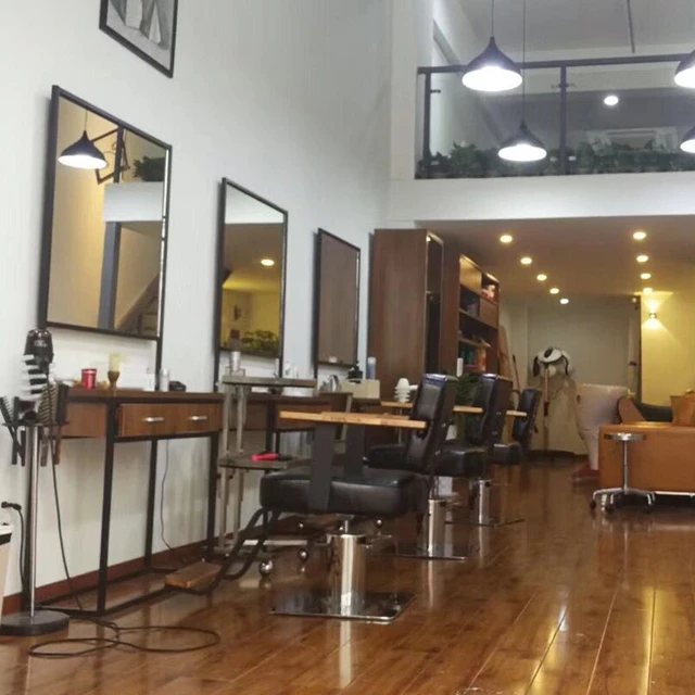 Interior do moderno salão de cabeleireiro brilhante, salão de