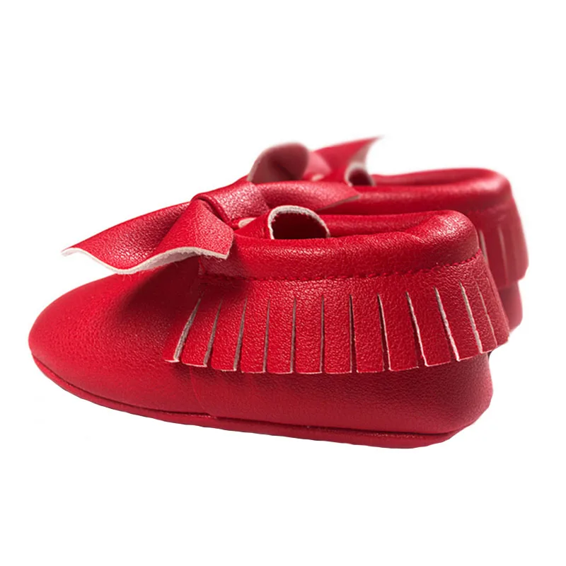 Красная обувь для новорожденных девочек и мальчиков; обувь для малышей из искусственной кожи на мягкой подошве; модная обувь золотистого цвета без застежки с бахромой и бантом