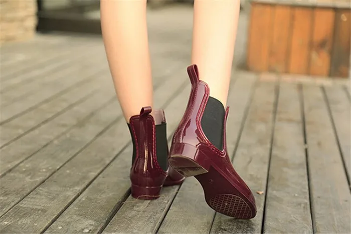 Резиновые сапоги; модель года; Модные непромокаемые женские ботильоны из водонепроницаемого материала; однотонная женская обувь для дождливой погоды с эластичной лентой; wbs42