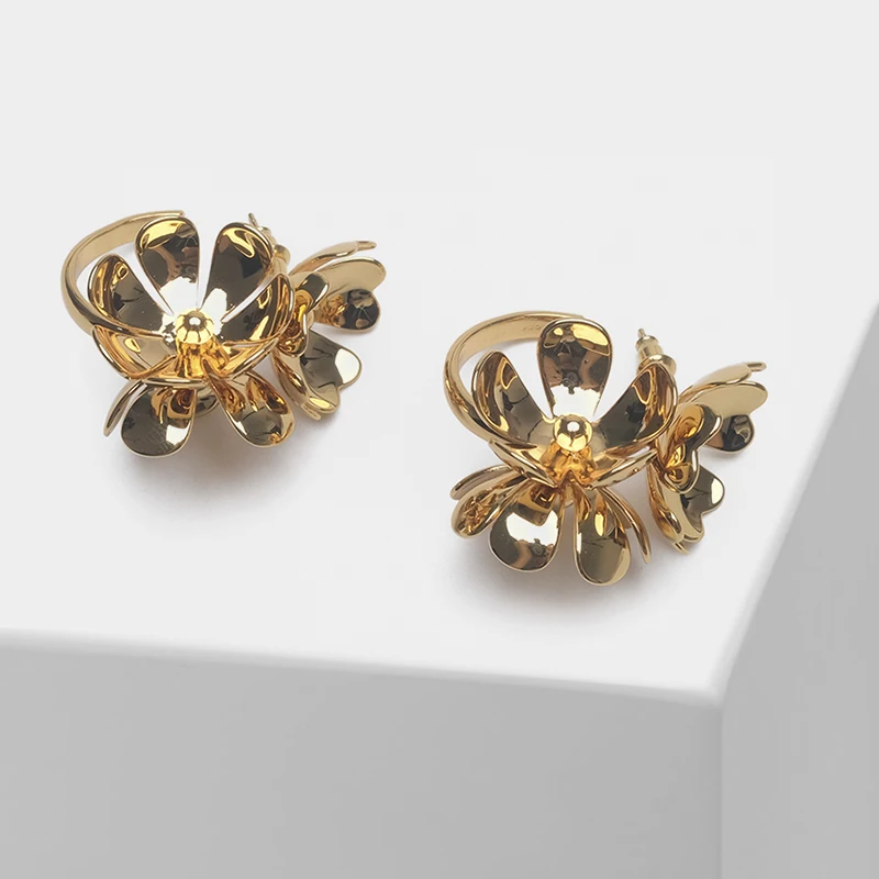 

Metallic floral design for stylish earrings