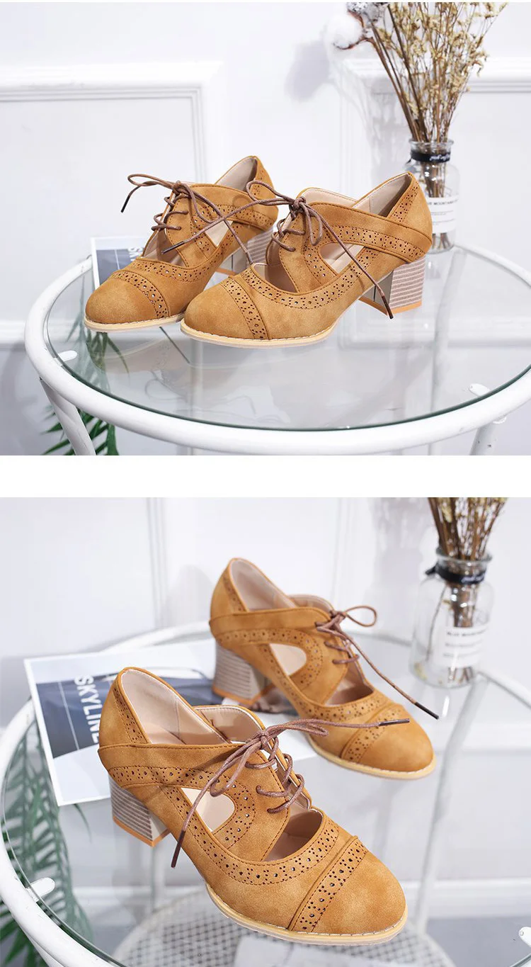 Обувь с ремешком на щиколотке в стиле ретро; женская обувь из флока на среднем квадратном каблуке со шнуровкой; Туфли-оксфорды с перфорацией типа «броги»; дышащая обувь на деревянном каблуке